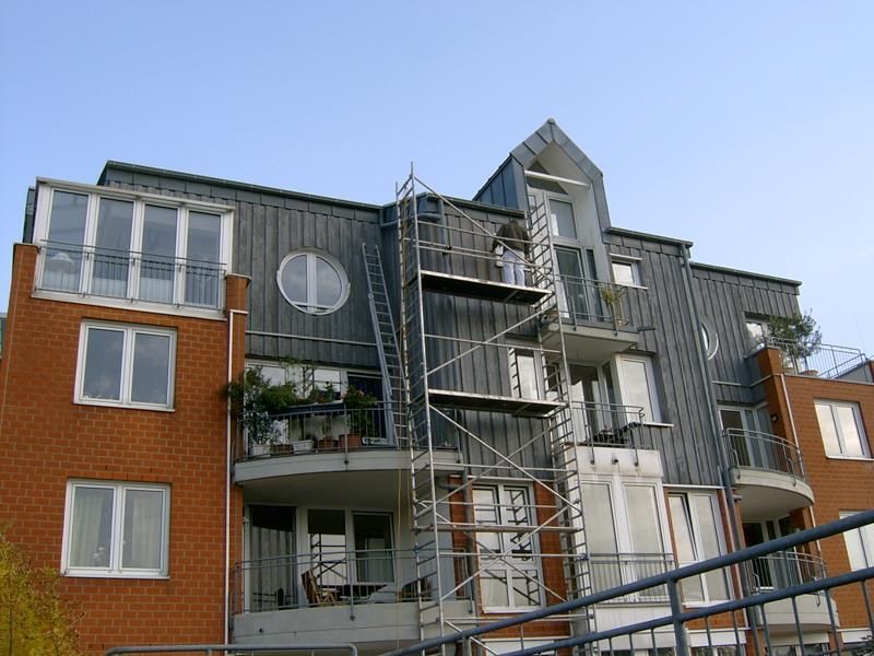 Ein großes Backsteingebäude mit Gerüst darum