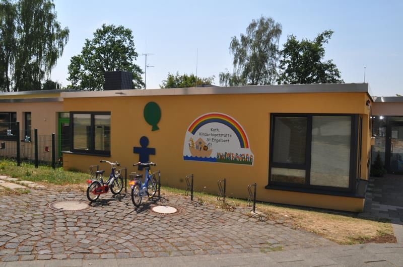 Zwei Fahrräder sind vor einem gelben Gebäude geparkt