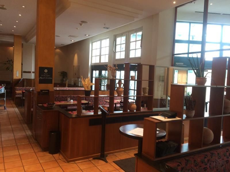 Ein Restaurant mit einem Schild an der Wand, auf dem 