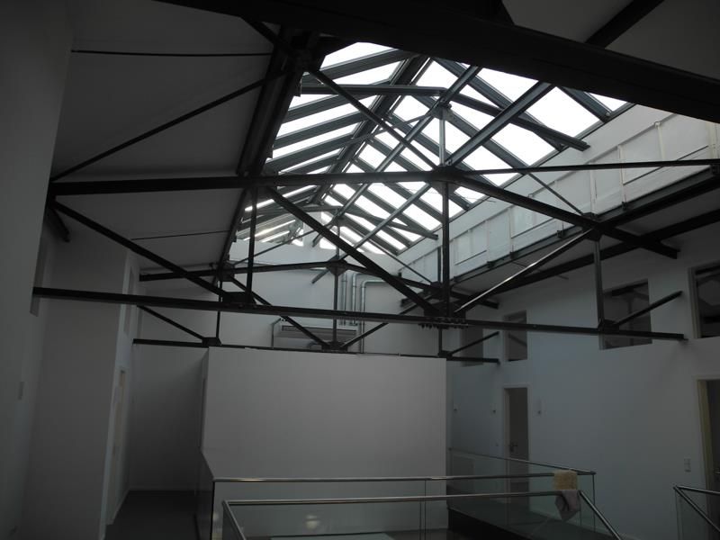Ein Gebäude mit einem Oberlicht in der Decke