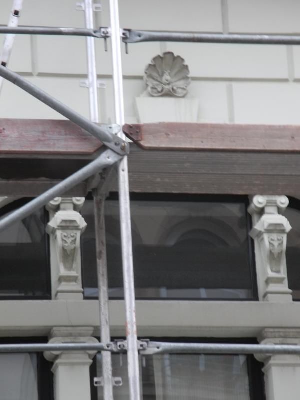 Ein Gebäude mit Gerüst an der Seite