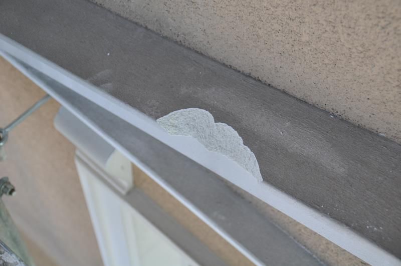 Eine Nahaufnahme einer Dachrinne an einem Gebäude