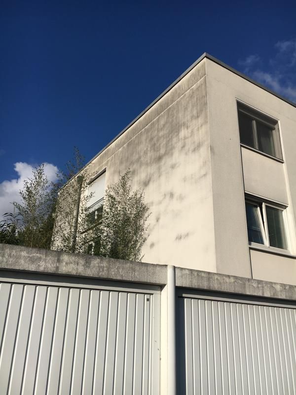 Ein weißes Gebäude mit einem blauen Himmel im Hintergrund