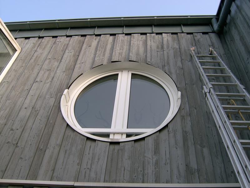 Ein rundes Fenster an der Seite eines Gebäudes