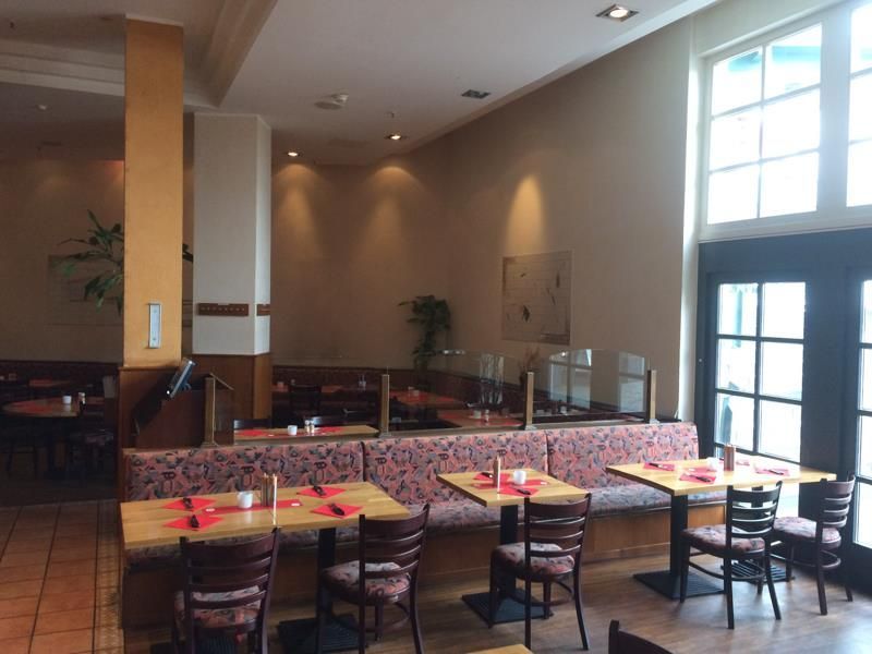 Ein Restaurant mit Tischen und Stühlen und einem Fenster