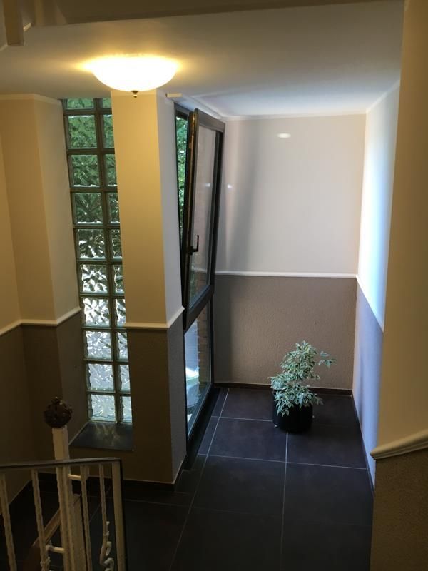 Eine Treppe mit einer Pflanze in der Mitte