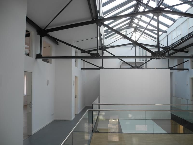 Ein leeres Gebäude mit einem Glasgeländer und einem Oberlicht