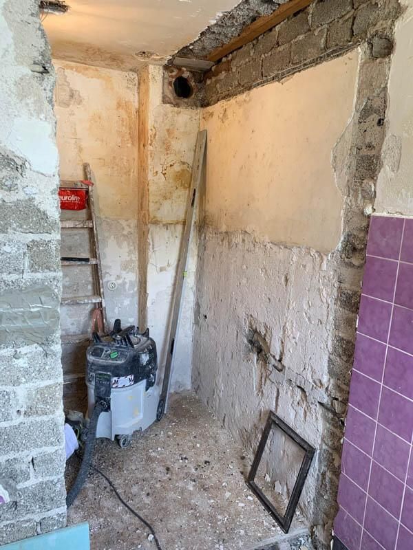 Ein Raum mit einem Staubsauger und einer Leiter darin.