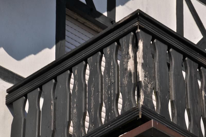 Ein Balkon mit abblätternder Farbe am Geländer