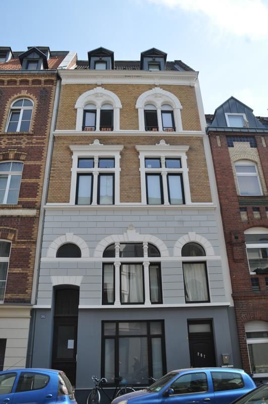 Ein blaues Auto steht vor einem Gebäude