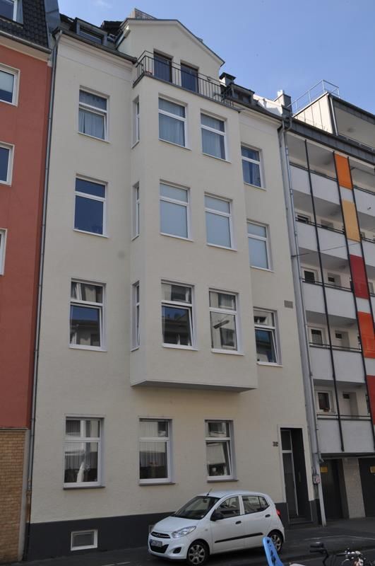 Ein weißes Auto steht vor einem Gebäude