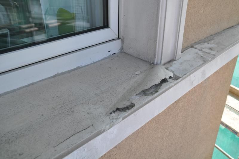 Eine Nahaufnahme einer Fensterbank an einem Gebäude