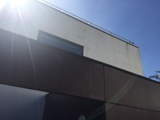 Die Sonne scheint hell auf die Seite eines Gebäudes