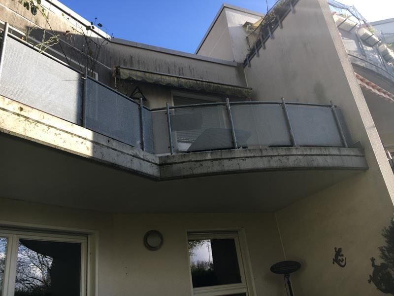 Ein Balkon an der Seite eines Gebäudes mit einem blauen Himmel im Hintergrund