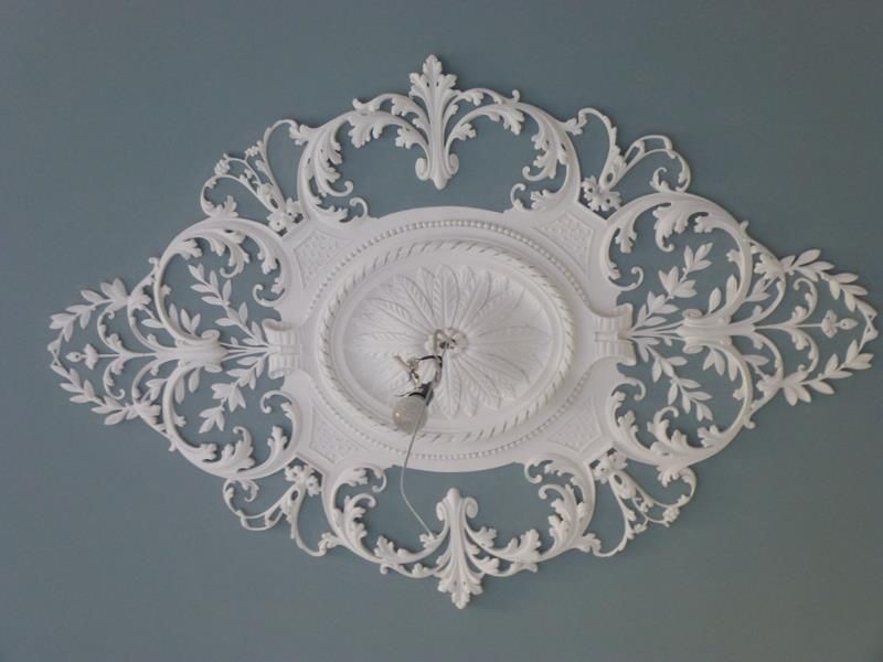 Eine weiße Deckendekoration mit einem Licht darin