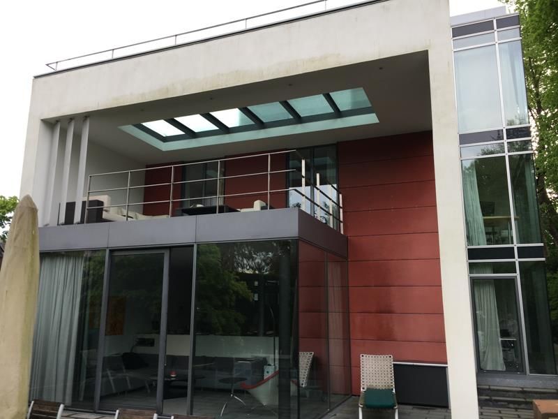 Ein großes Haus mit vielen Fenstern und einem Balkon