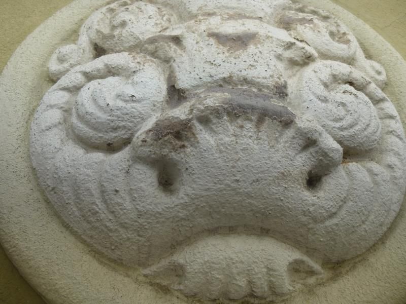 Eine Nahaufnahme einer Steinschnitzerei eines Löwenkopfes