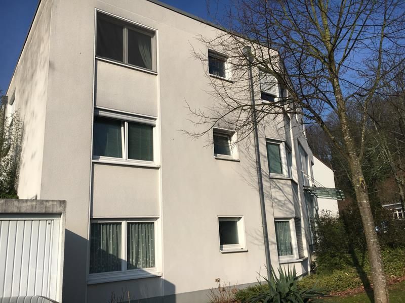 Ein weißes Gebäude mit einer Garage davor