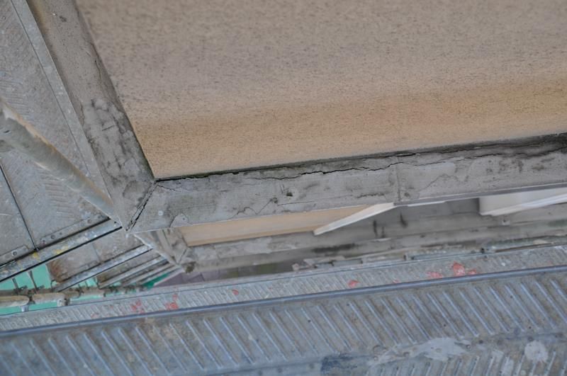 Eine Nahaufnahme einer Betonwand mit ein paar Holzstücken darauf