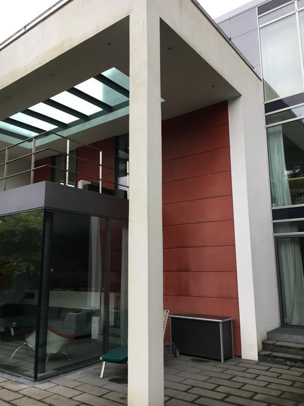 Ein rot-weißes Gebäude mit einem Glasdach