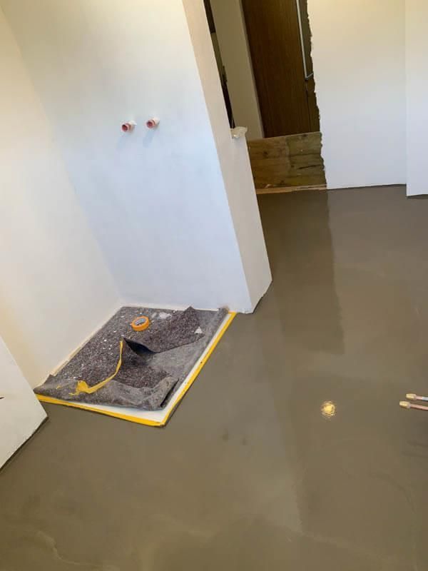 In einem Raum wird ein Betonboden verlegt