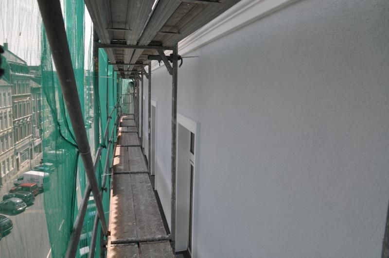 Ein langer Flur mit Gerüst an der Seite eines Gebäudes