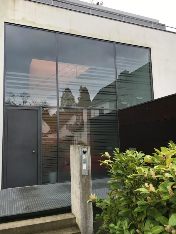 Ein großes Gebäude mit vielen Fenstern und einer Tür