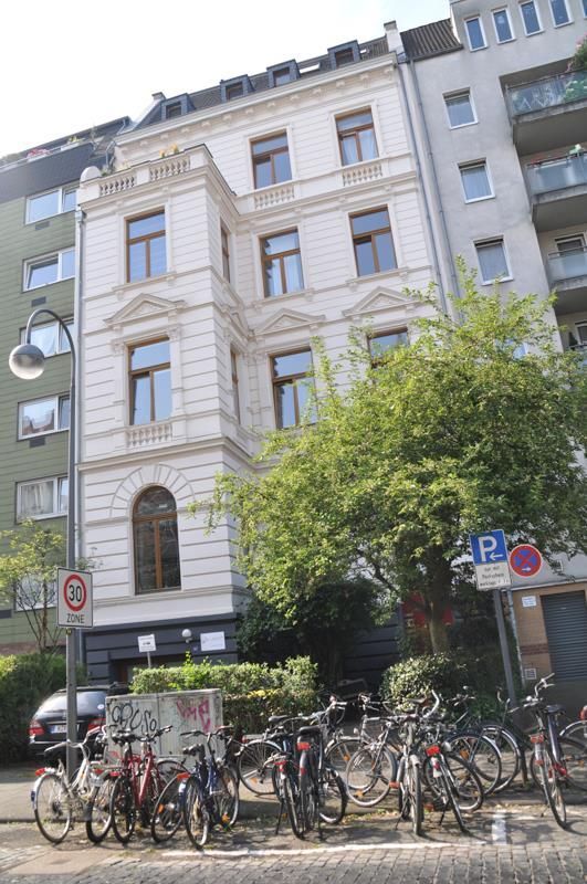 Vor einem Gebäude stehen mehrere Fahrräder