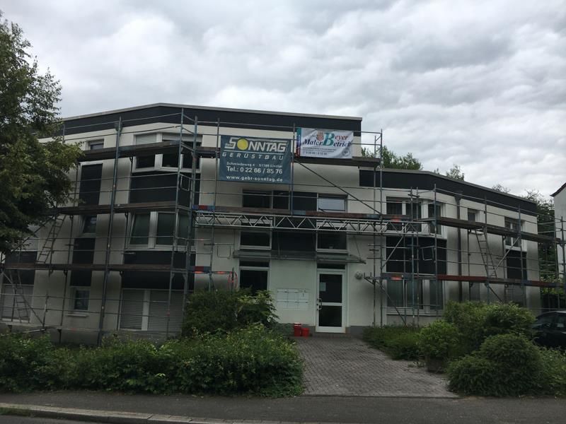 Ein großes weißes Gebäude mit Gerüst darum herum