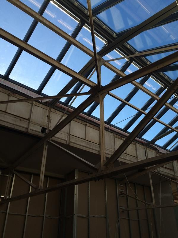 Blick nach oben zu einem Oberlicht in einem Gebäude