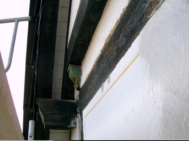 Eine Ecke eines Gebäudes mit einer gelben Linie darauf