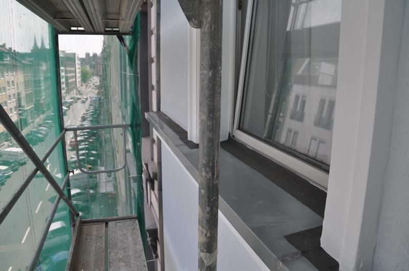 Ein weißes Gebäude mit einem Fenster und einem Gerüst darum herum