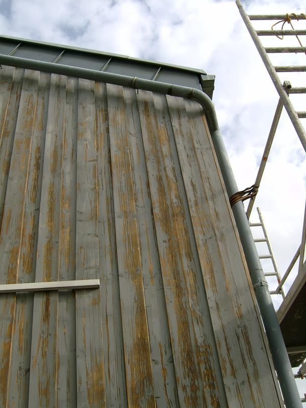 Eine Leiter ist an der Seite eines Gebäudes befestigt