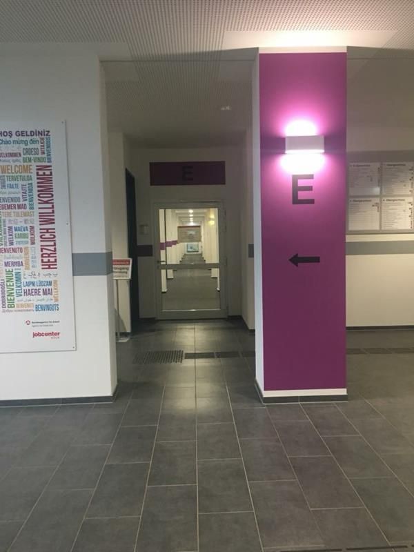 A hallway with a sign that says herzlich willkommen