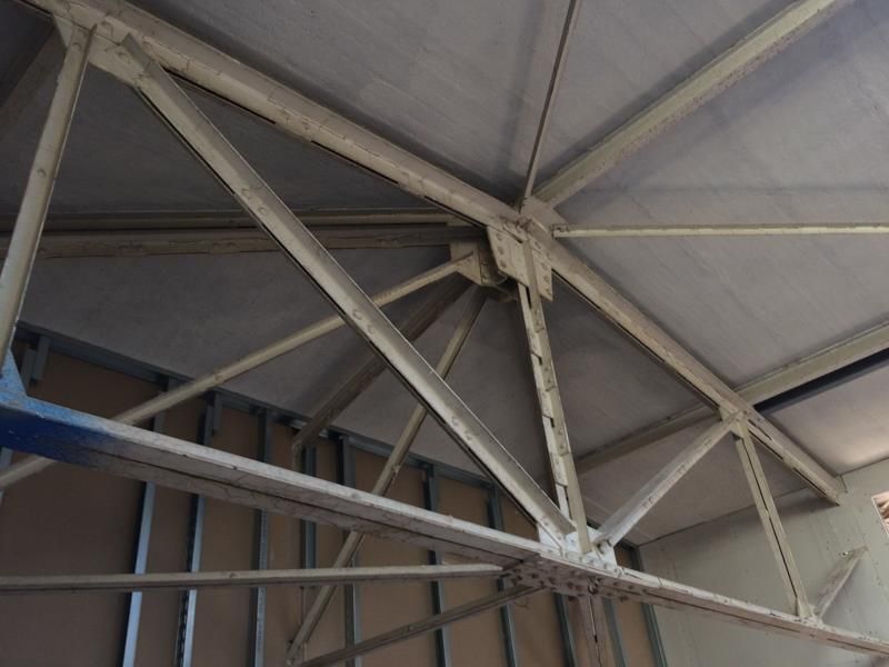 Eine Nahaufnahme einer Metallstruktur in einem Gebäude