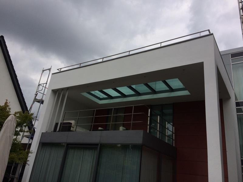 Ein großes Gebäude mit einem Balkon und einer Leiter auf dem Dach