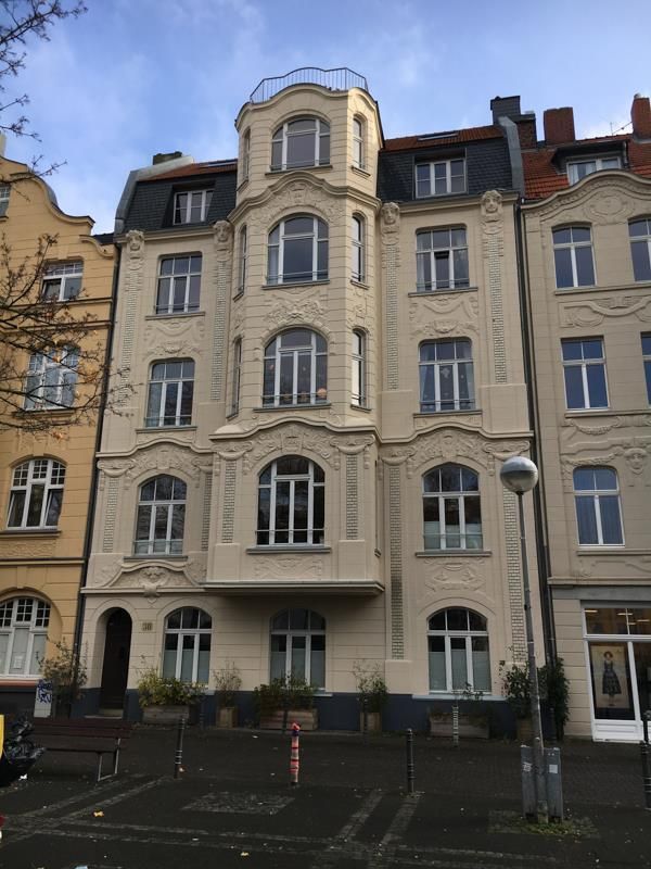 Ein großes weißes Gebäude mit vielen Fenstern