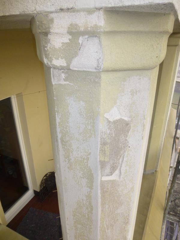 Ein Gebäude mit einer weiß gestrichenen Säule