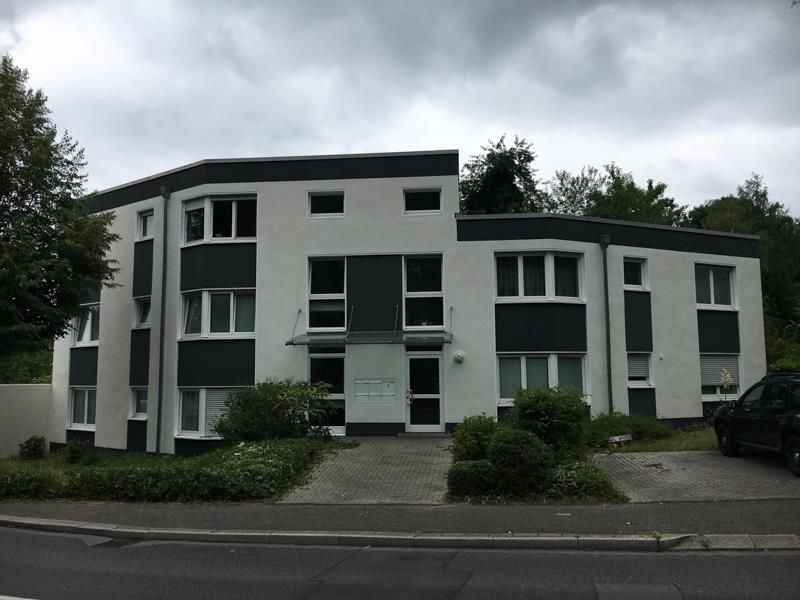 Ein schwarz-weißes Gebäude mit einem Schild mit der Aufschrift 