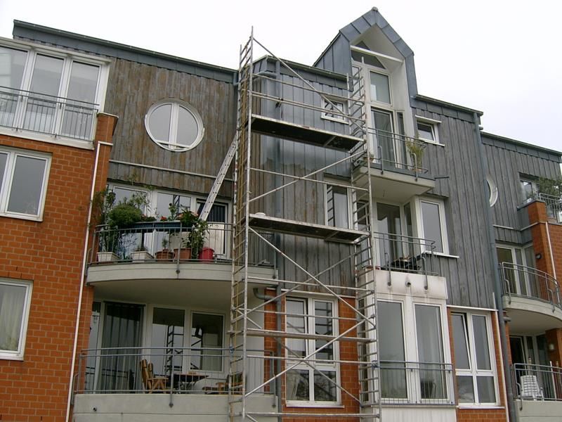 Ein Gebäude mit Gerüst an der Seite
