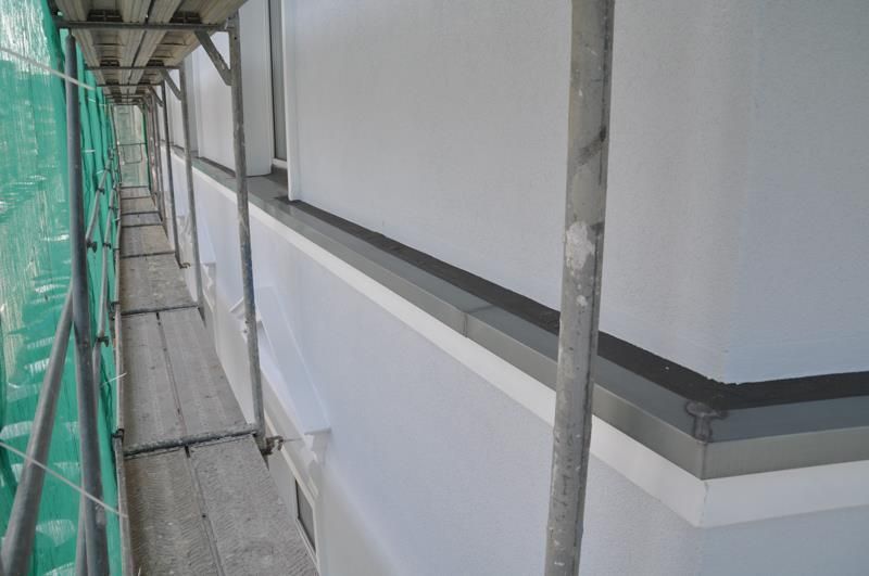 Eine Reihe von Gerüsten entlang der Seite eines Gebäudes