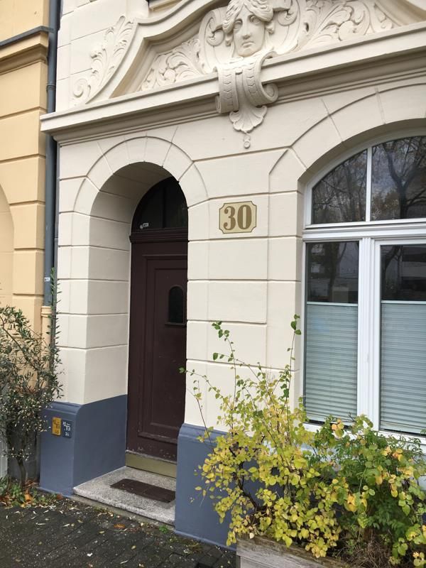 Die Nummer 30 steht auf der Vorderseite eines Gebäudes