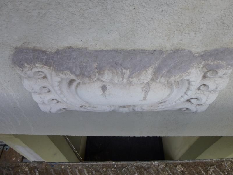 Eine Nahaufnahme einer Steinmetzarbeit an der Decke eines Gebäudes.