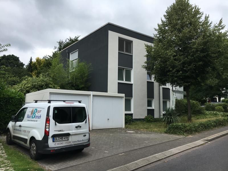 Ein weißer Lieferwagen steht vor einem Haus