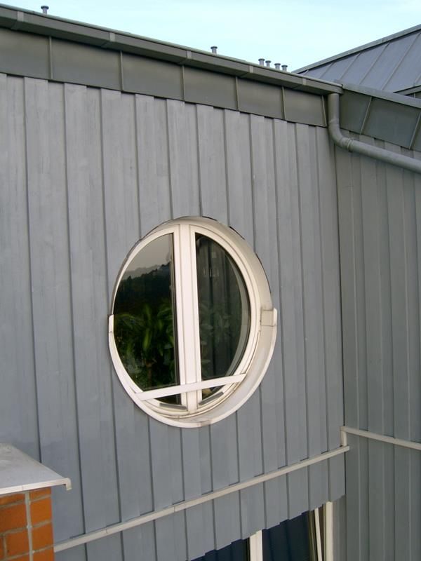 Ein rundes Fenster an der Seite eines Gebäudes