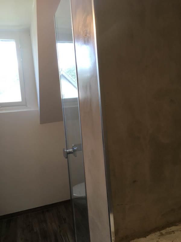 Ein Badezimmer mit Toilette und Fenster.