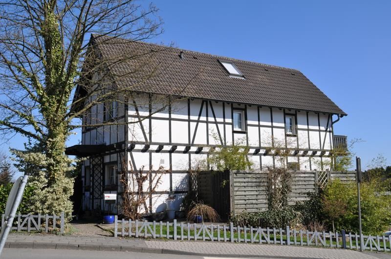 Ein Haus mit einem Dach, auf dem sich ein Oberlicht befindet