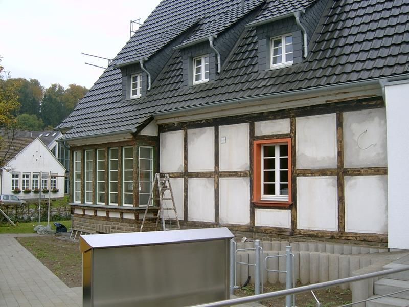 Ein Haus mit einer Leiter an der Seite