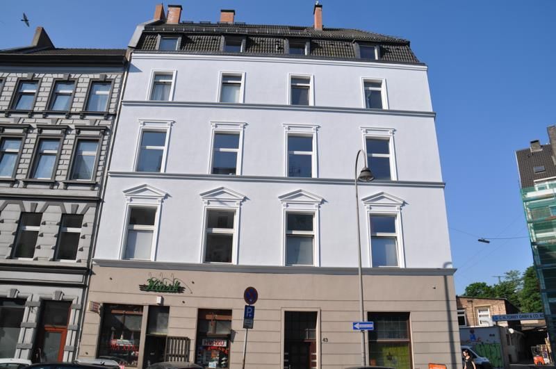 Ein weißes Gebäude mit einem Parkverbotsschild davor