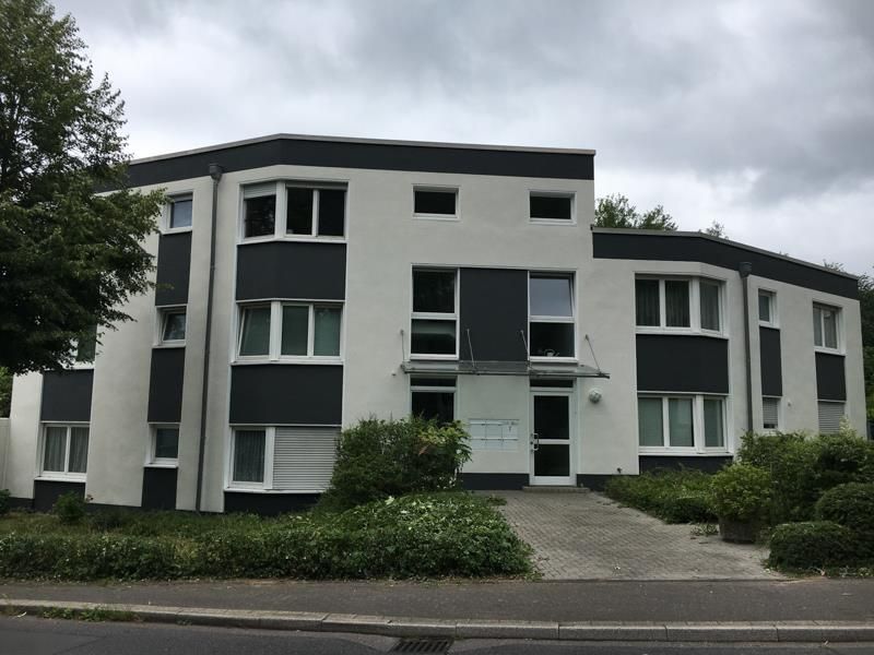 Ein schwarz-weißes Gebäude mit vielen Fenstern